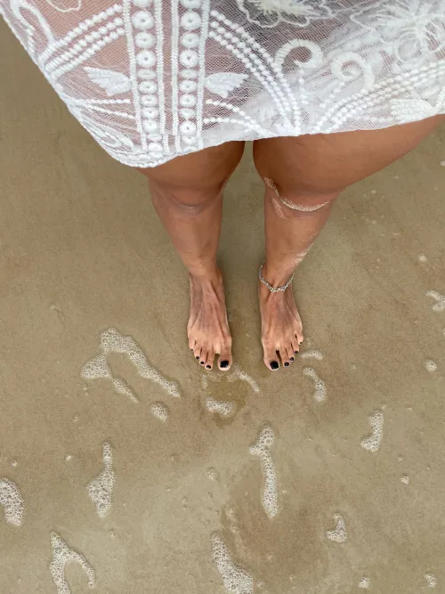 If you have a thing for beach feet… this one’s for you 