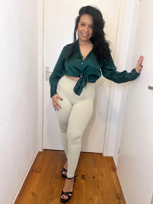 looking for the right pleasure, the one I deserve with my delicious booty