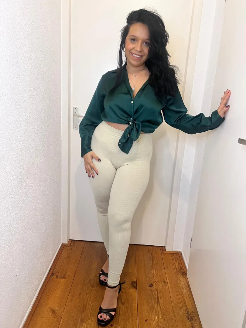 looking for the right pleasure, the one I deserve with my delicious booty