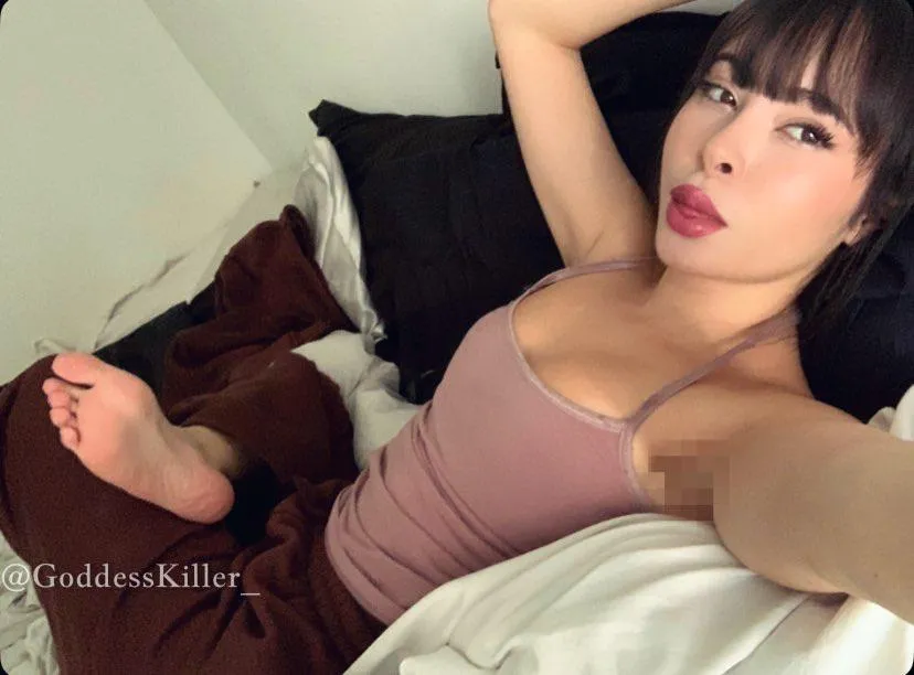 One pose like this and you’re already imagining how fast I’d make you my personal machine, milking your wallet dry while you get on your knees and say thank you.