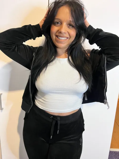 Sweet face, sinful curves—I’m the kind of delicious that lingers on your mind.