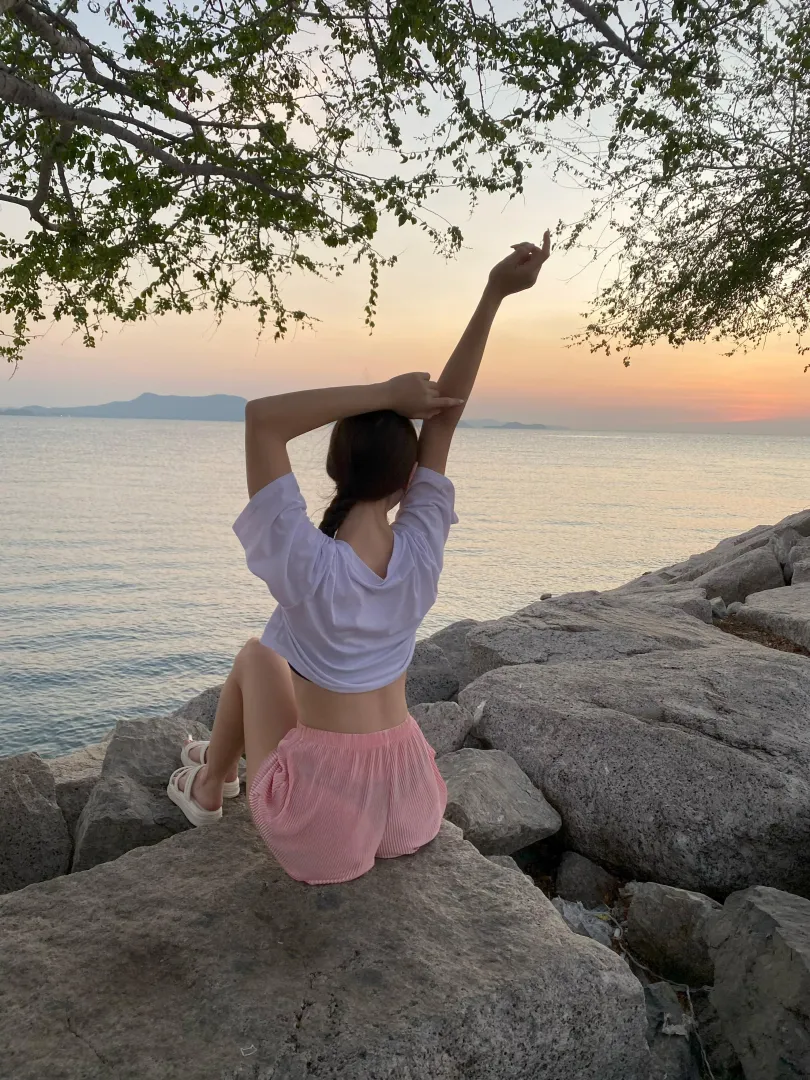 These pink shorts are thinner than I thought... 