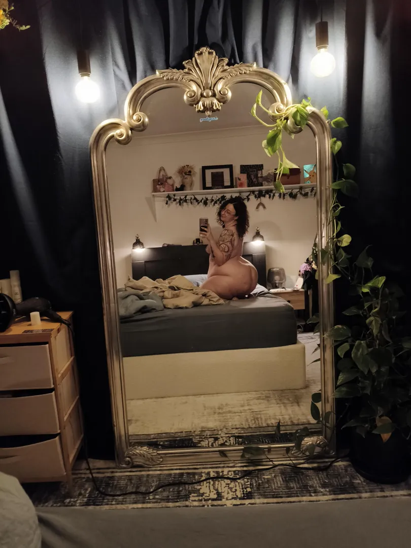 Can't wait for this pothos to go all around my mirror