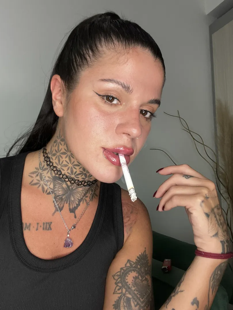 Es aún más sexy cuando el cigarrillo cuelga de mis labios