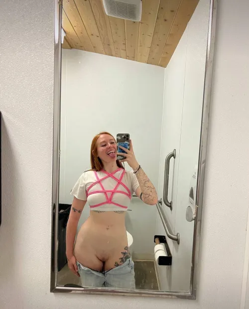 F25 5'8 125lbs send me those dick pics taken or married men..