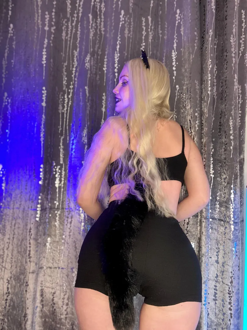 Guess how my tail is connected [f]