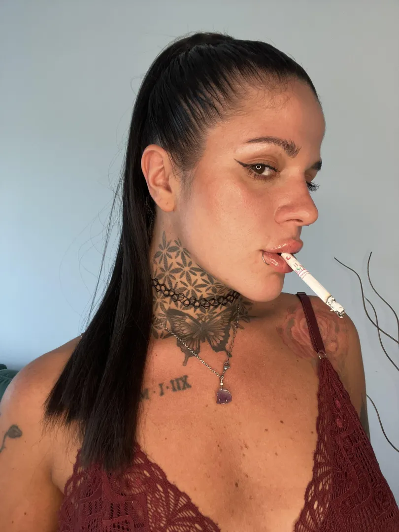 No me quites los ojos de encima mientras fumo