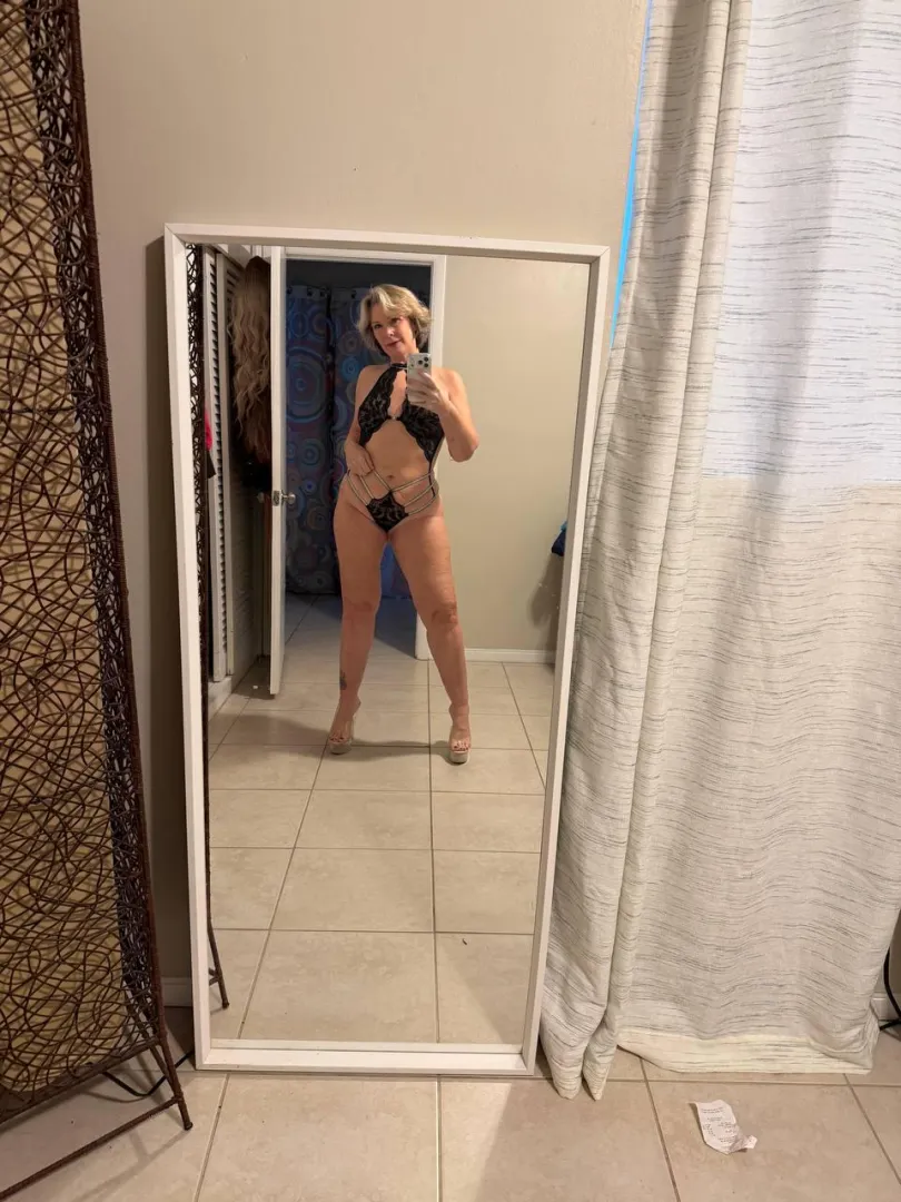 Older, single Mom but open to fuck f(50)