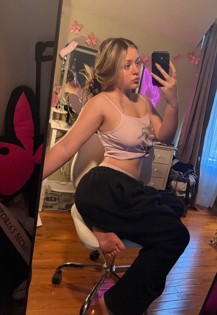 Putting the arrowwss up and Reactt ¨YYES MMISS¨ if your dickk is below 7inches... i'll ask for proof to humiliate you in my SPHH girls groupp chatt now while you’re given a sissyy name!!