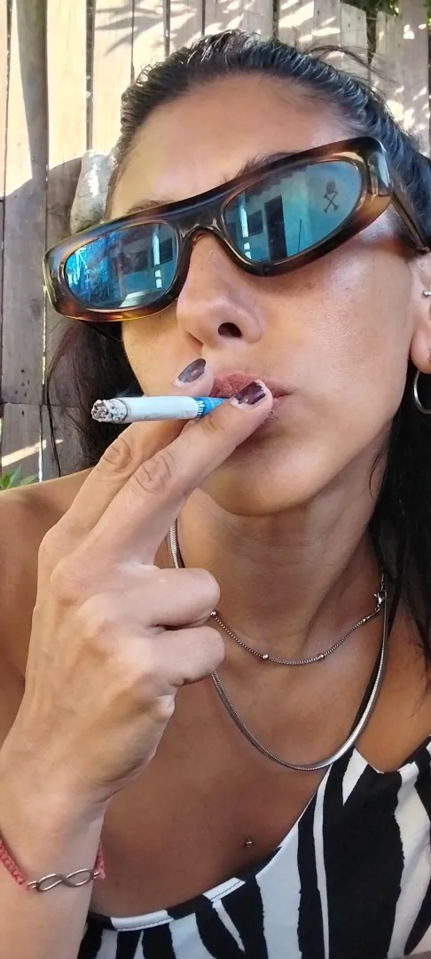 Día bajo el sol fumando sin parar ! Caliente !
