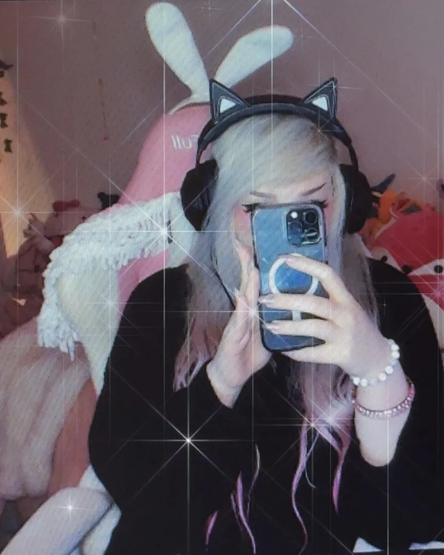I’m live, horny, and cozy if ya wanna hang out :p