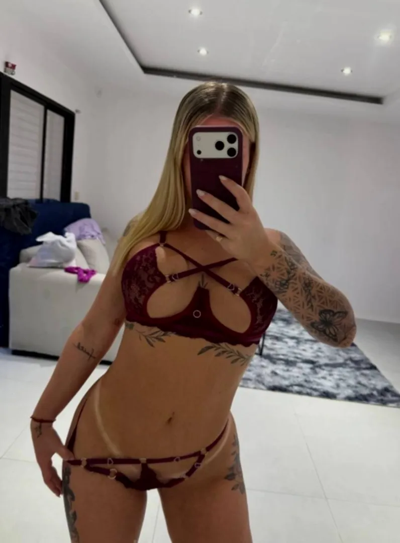 28, married, bored... who wants to sneak over?