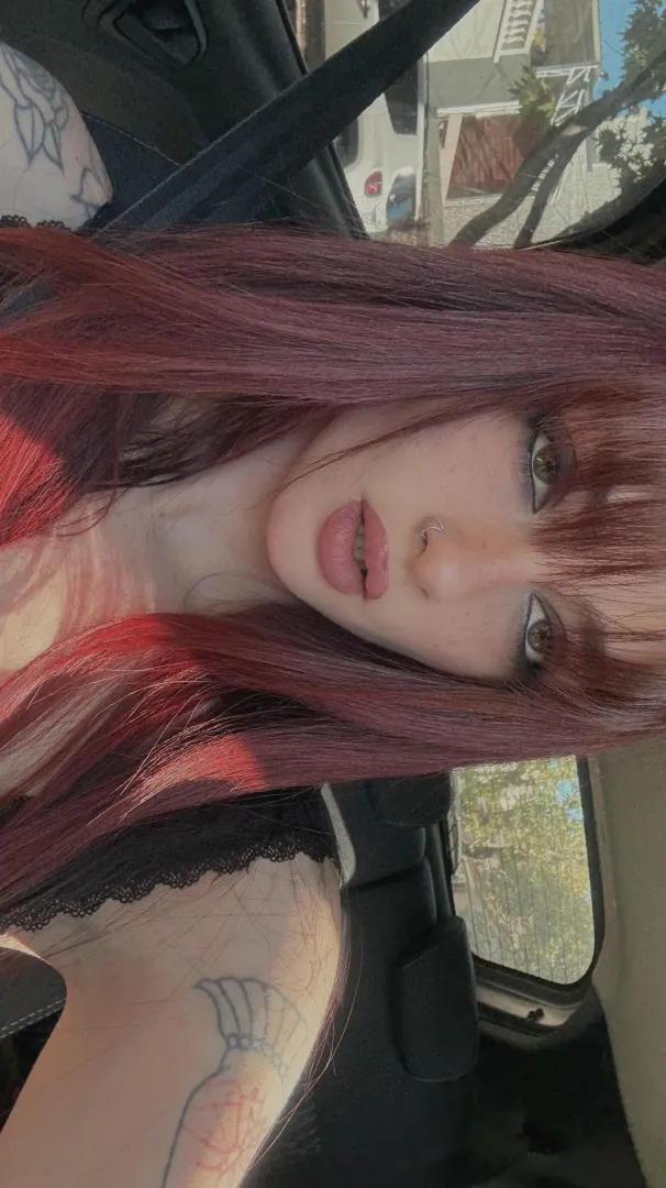 Anyone nearby down to host? hmu on lg: ,.lunarumes.'