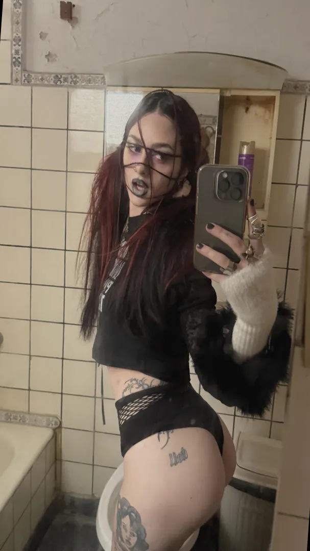 Looking for a host. - i reply on lg: ,.lunarumes.'