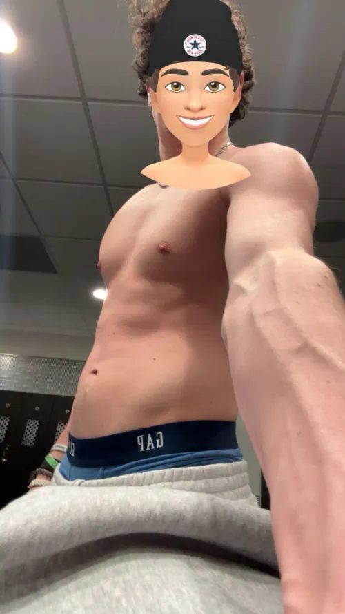 Single 21M. 6’5 and 9” BWC. Looking for hotwife/mfm this weekend. Central MA can travel