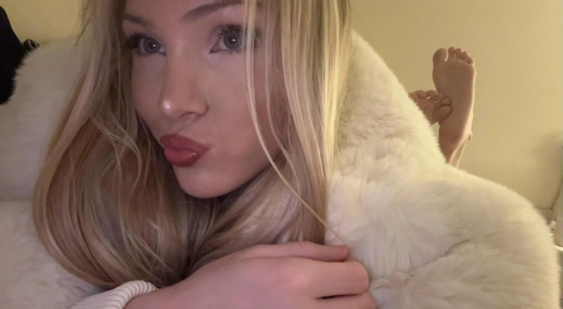 You wish I was stepping on you while you send me everything, don’t you? ‍say “Yes, Goddess”