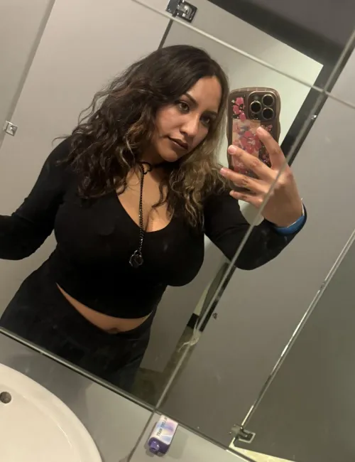 30/f. Bathroom selfie. [Return Our 3P Tools/Apps]