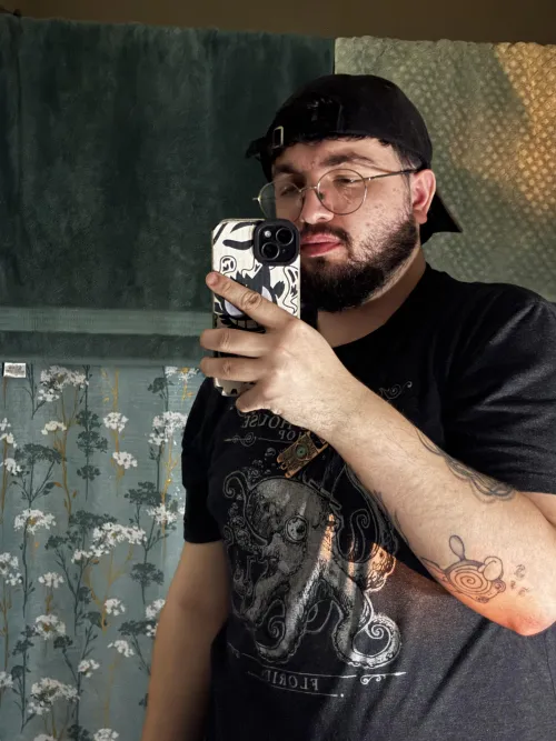 [Age: 25 Top] I am super bored and watching a movie, any ideas on what to do? DMs open, hairy +++ bear +++ jock +++ beefy +++