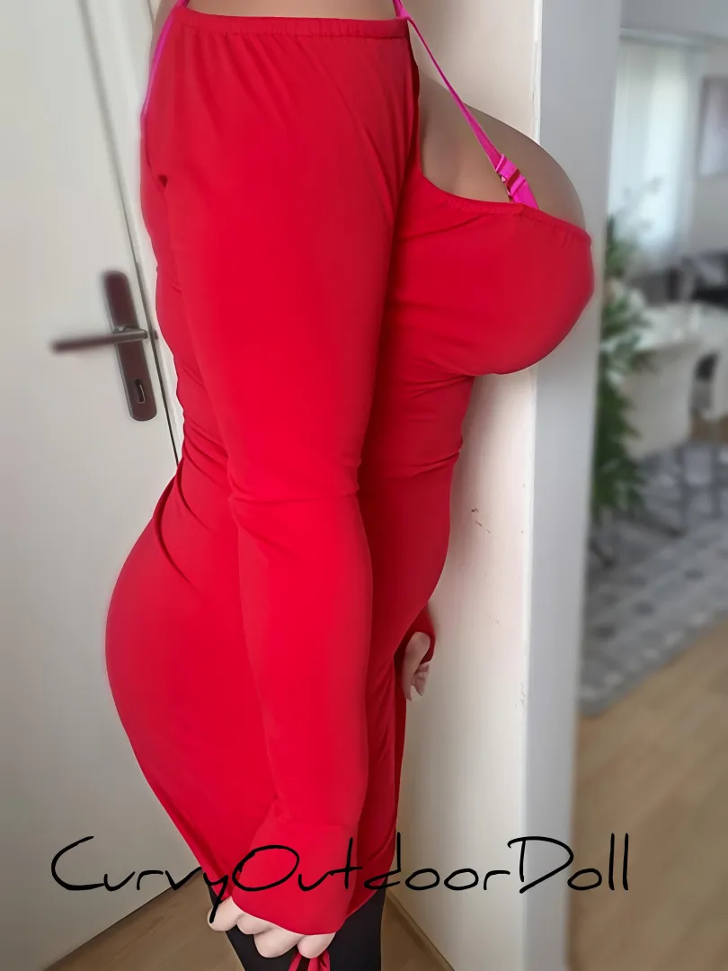 I dressed up… and now I’m just standing here waiting ❤️ Would you take me out… or keep me in? 