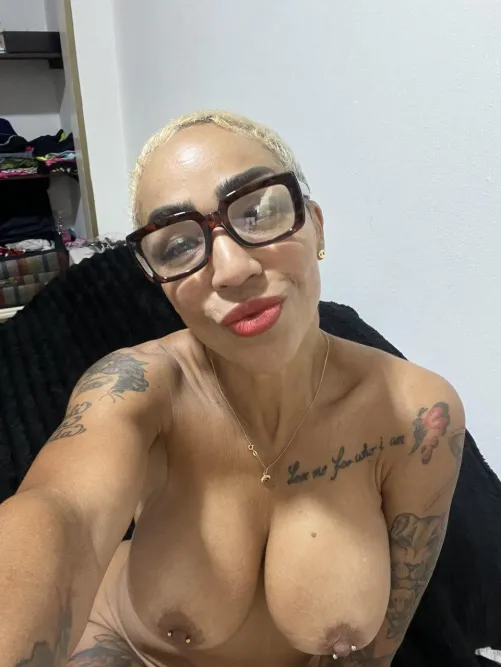 I enjoy creating good content for my fans. I can create personalized content for you, and we can exchange messages, photos, and video calls.