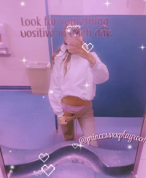 just a college girl who loves her minnie pullies