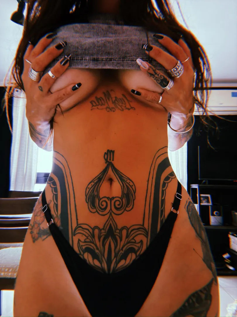 Long nails to grab my tits or caress your balls