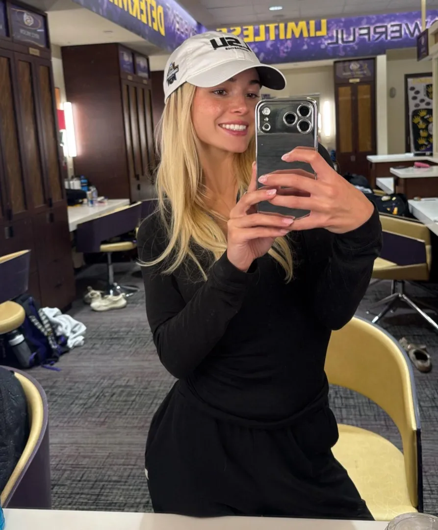 Mirror selfie - IG February 2026