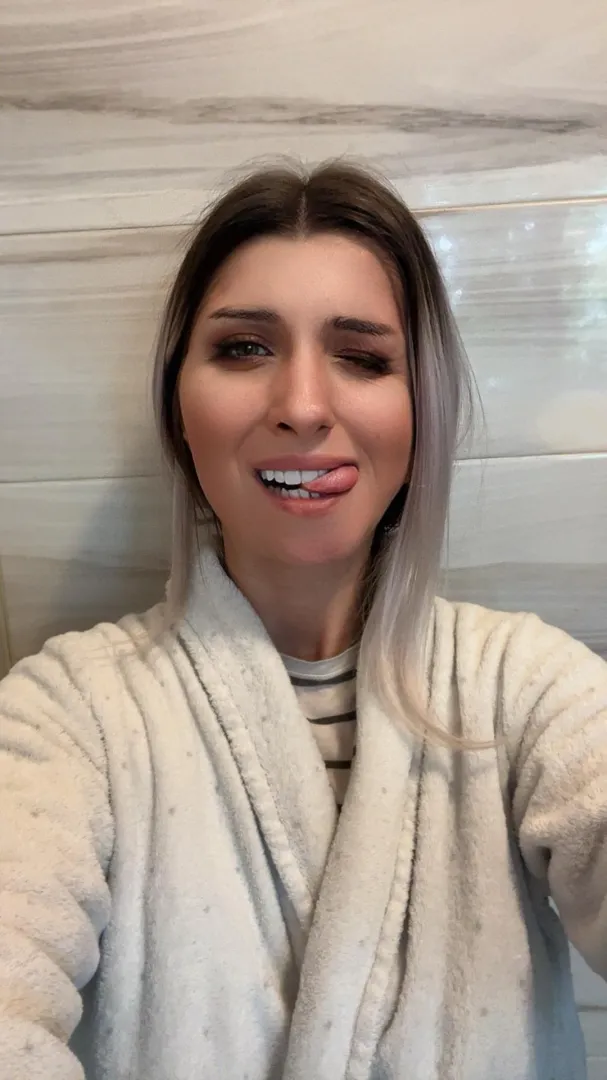 ΜΟΛΙΣ χώρισααα και άνοιξα σελιδουλα έλα να σου δείξω τι έχασε ο πρώην