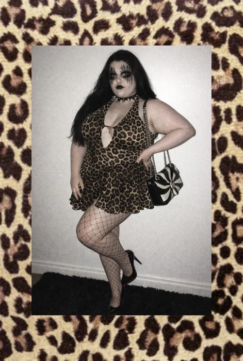 Σε όποιον αρέσουν οι bbw goth σαν εμένα να με ακολουθήσει,σε λίγες μέρες φτιάχνω OF επιτέλους ☺️❤️