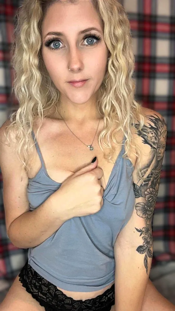 Amature vibes; Black lace and plaid backdrops.