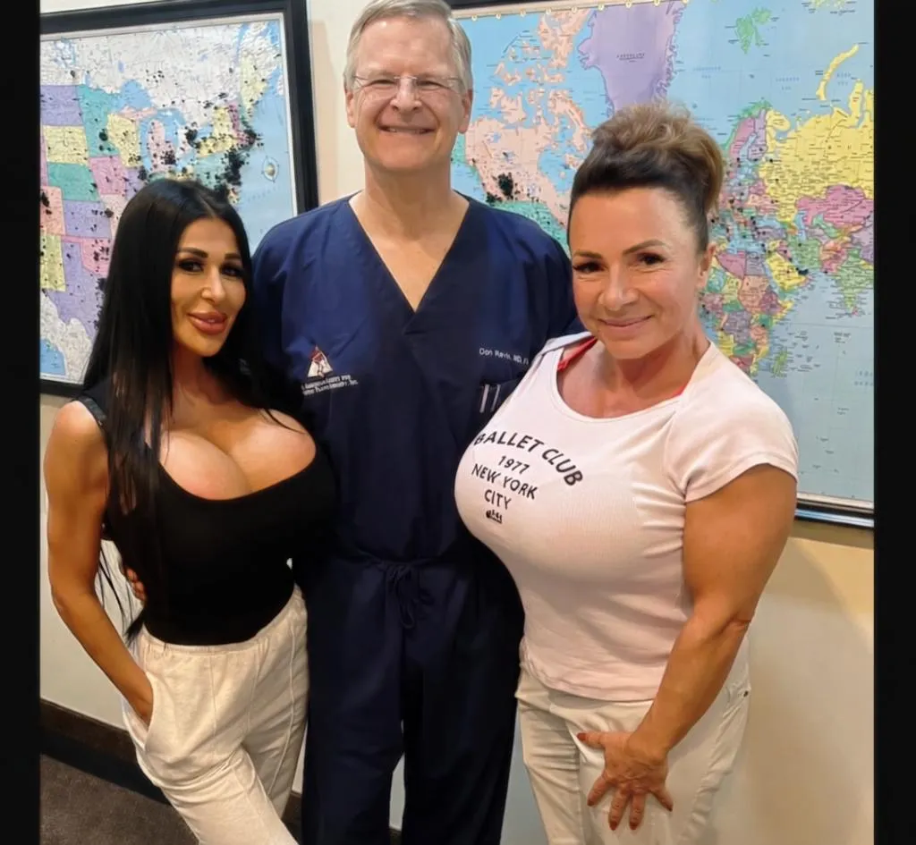 Dr.Revis with two of his lovely patients from Europe!
@selenablack_official 2400cc and @queenmuscleboo 2100cc today- tomorrow  3000cc