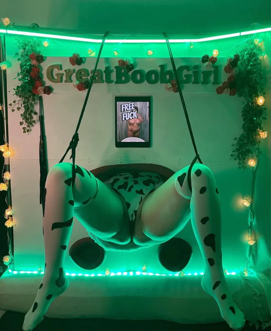 I’m the free glory hole hucow – fuck me for free whenever you want