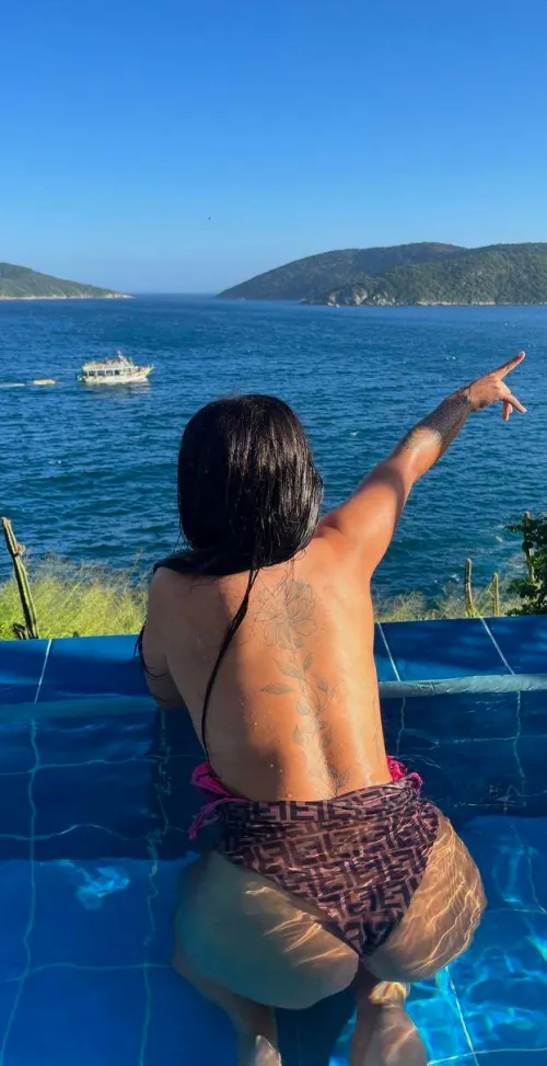 love it when my fat ass makes you distracted