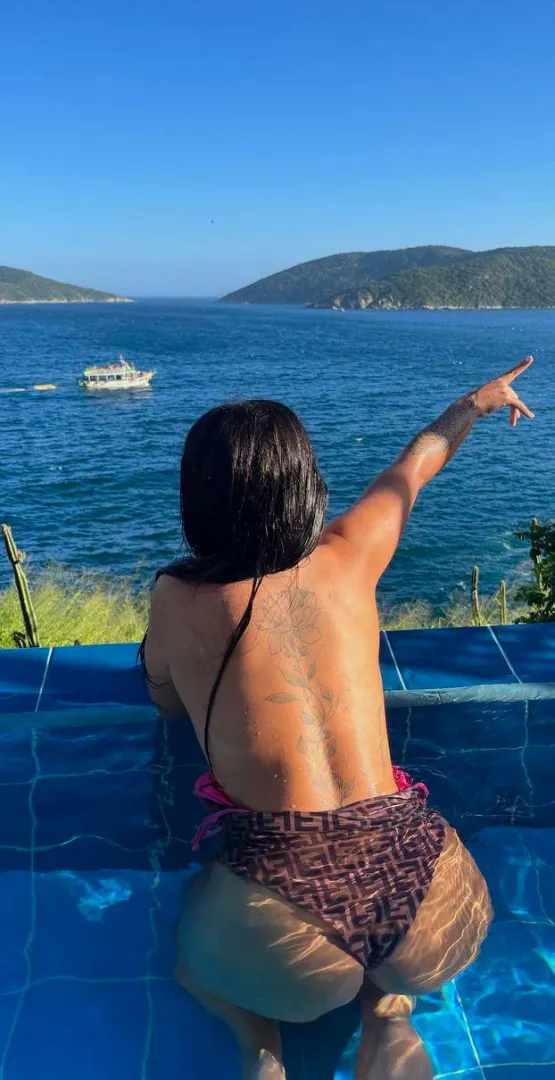 love it when my fat ass makes you distracted