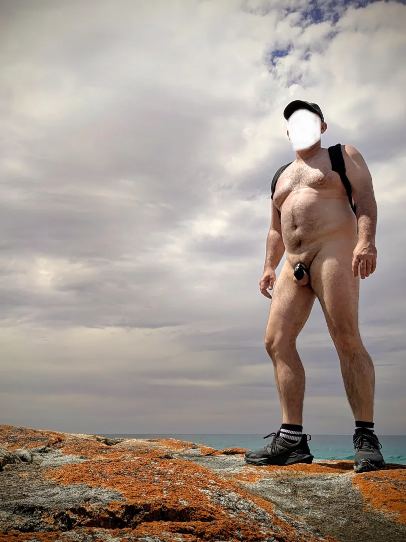 Red rocks and blue balls - hike over the headland