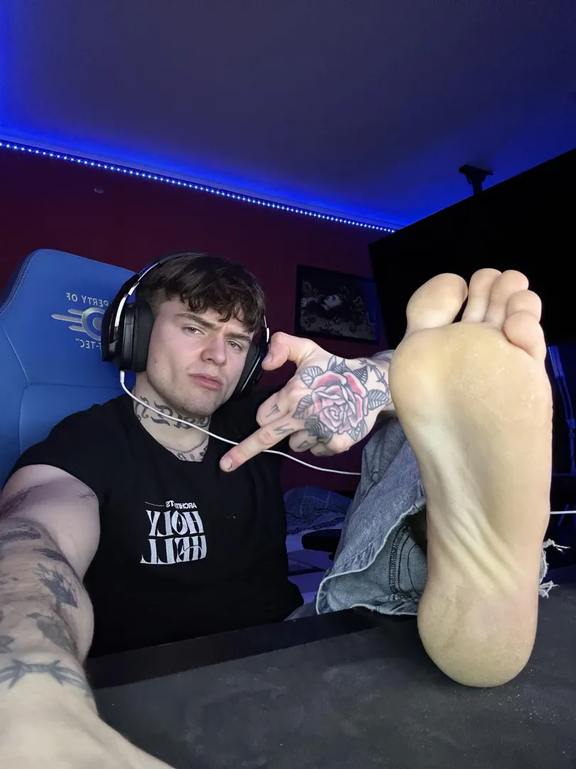 suck these toes rn