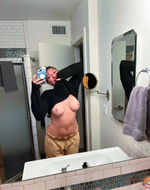 24 [F4M] #Orlando - Bathroom mirror were made for this , Right ?