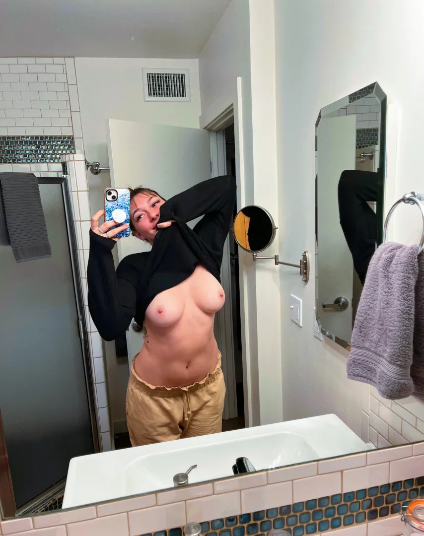 24 [F4M] #Orlando - Bathroom mirror were made for this , Right ?