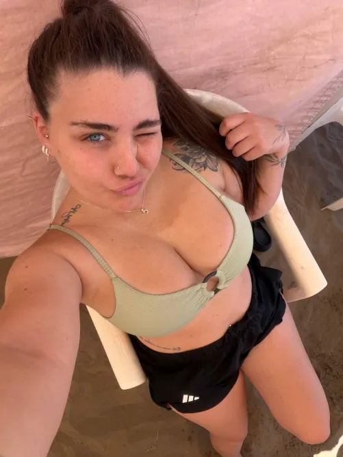 am I pretty enough to make you hard right now?