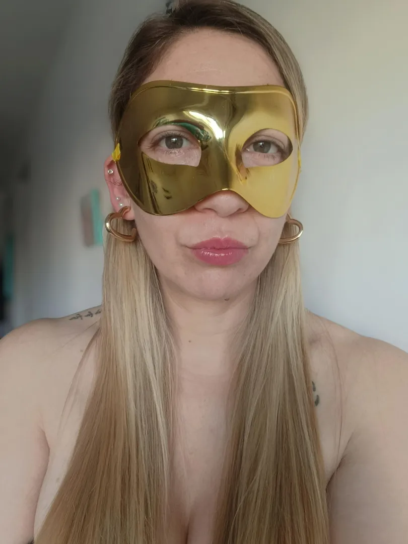 Glitter to complement the mask