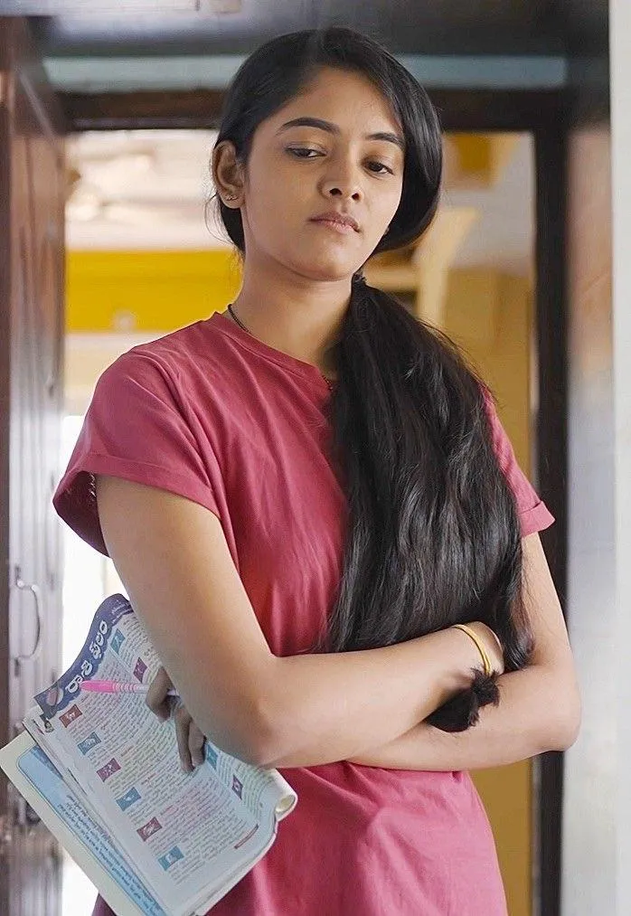 Her hair has the most insane thickness