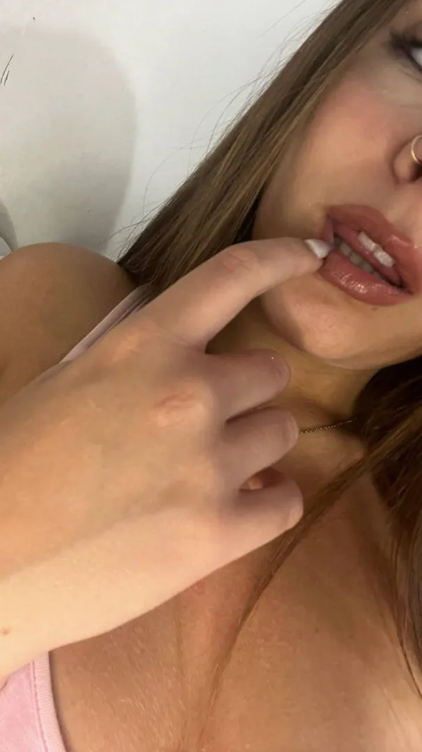 Would you rather mess up my lipstick or let me mess up your fucos?