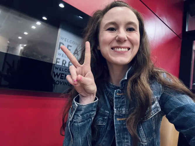 Almost to 1,000 followers please upvote follow dm and dm me for 4 NUDES!!! 