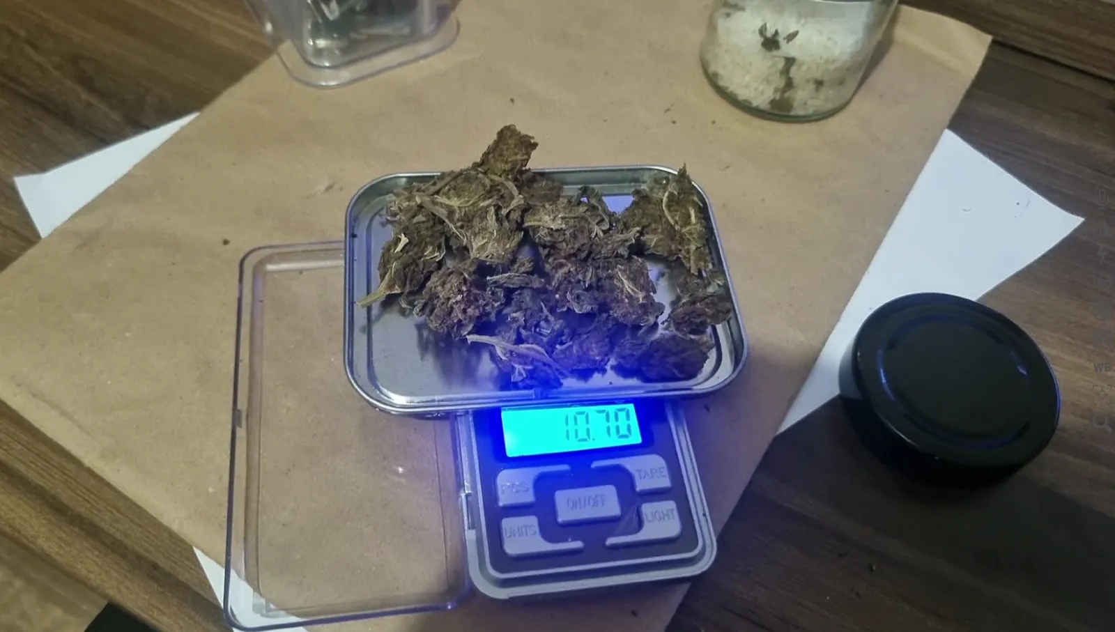 cheiro fermentado meio mentolado nas buds, ta estragado?