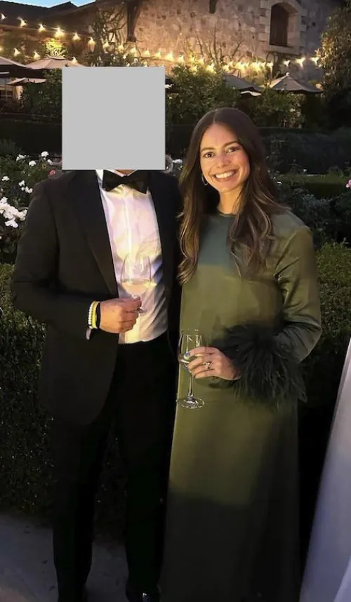 Early 30s couple in city. Shes looking for a bull in the city that has seen her or her friends before and recognizes her…deep fantasy. Preferred early 30s, 7.5+.