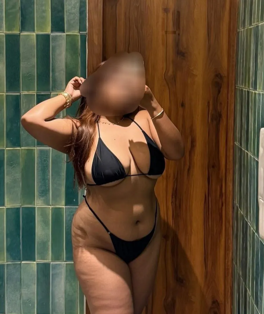 F Here looking for Mature couples.