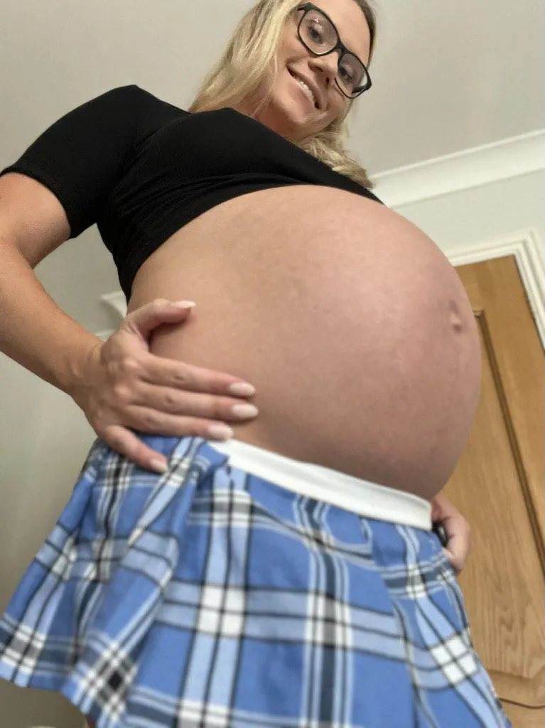 I’m bored I need someone I can send pregnancy nudes too 