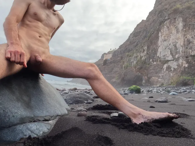 Minuto de relax en arena negra.