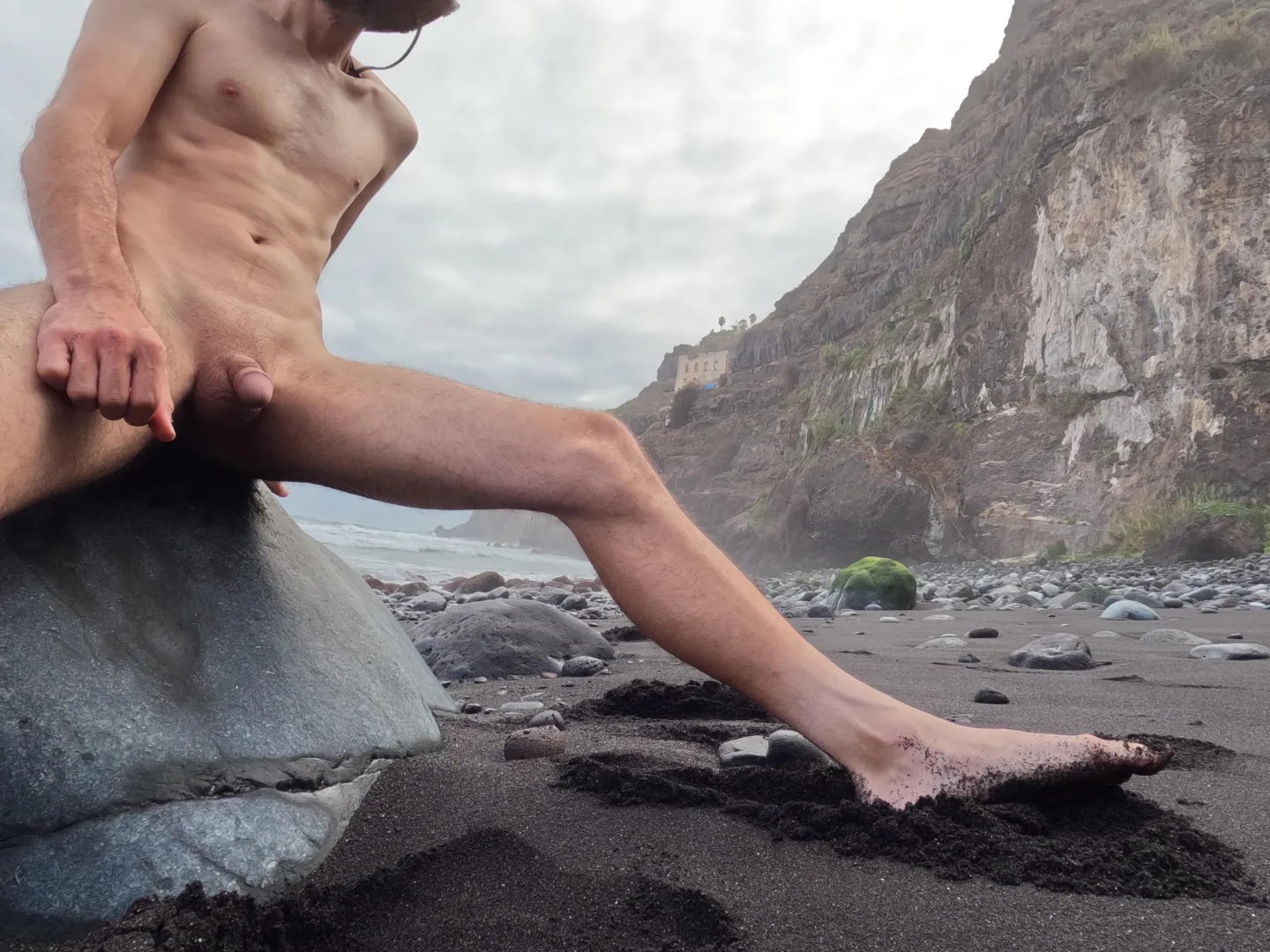 Minuto de relax en arena negra.