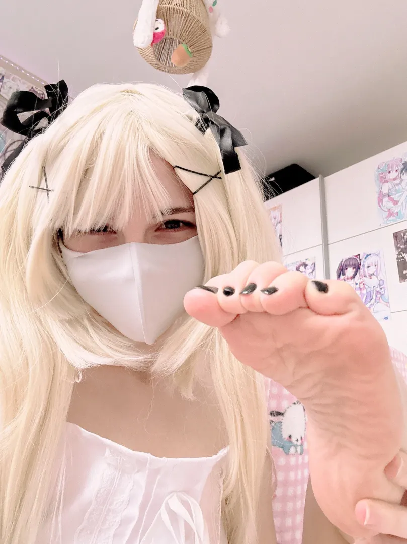 Pretty pale wrinkles and pretty pink lips, choose both